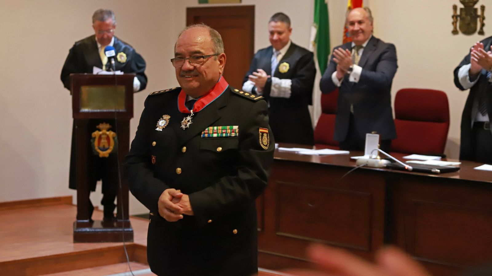 Imposición de la Cruz Distinguida de Primera Clase de la Orden de San Raimundo de Peñafort a Fernando Calleja