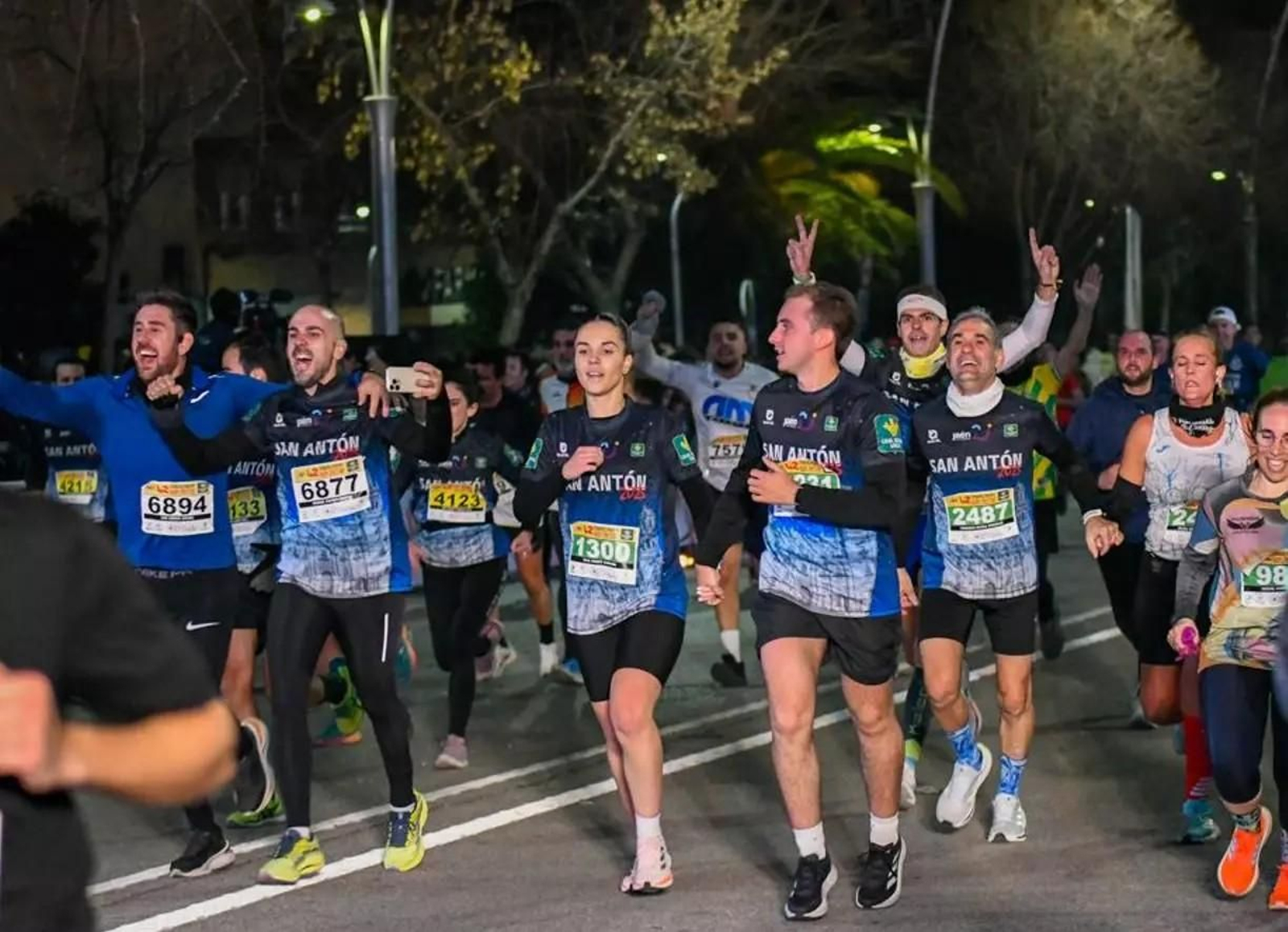 Atletas entran a meta en la pasada 42 edición.