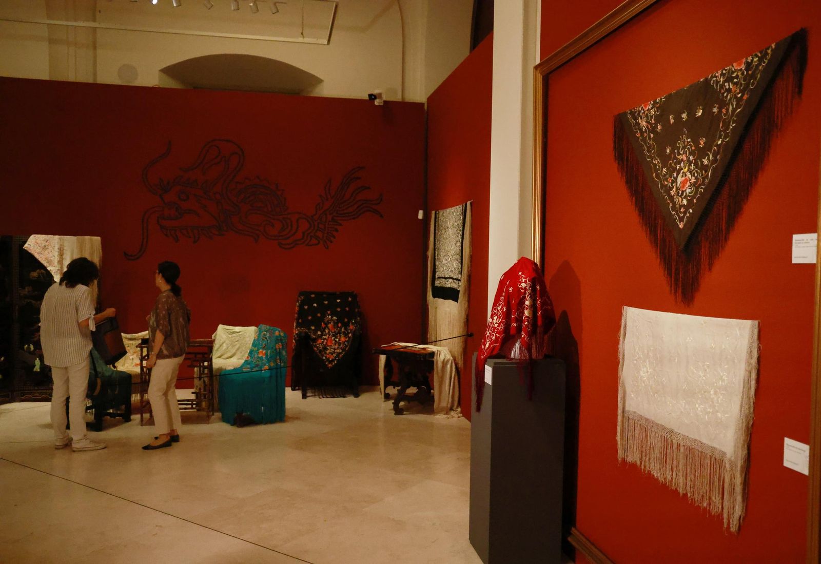 La nueva exposición de Mantones de Manila de la colección Perraut, en imágenes