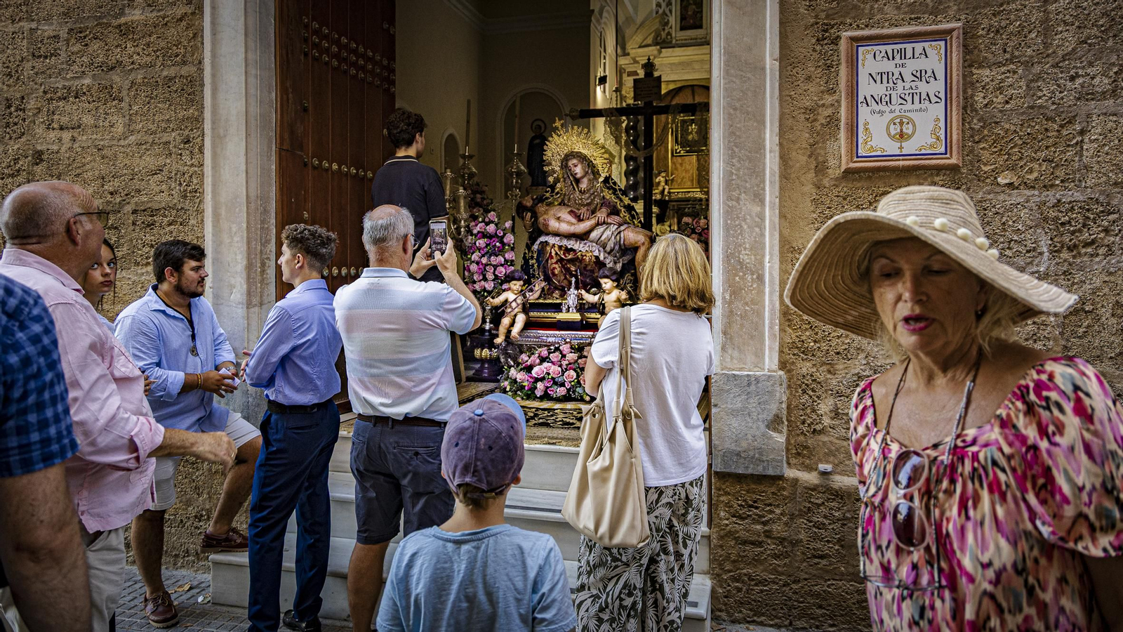 Primer día del besamanos extraordinario por el 75 aniversario del Dogma de la Asunción en Cádiz