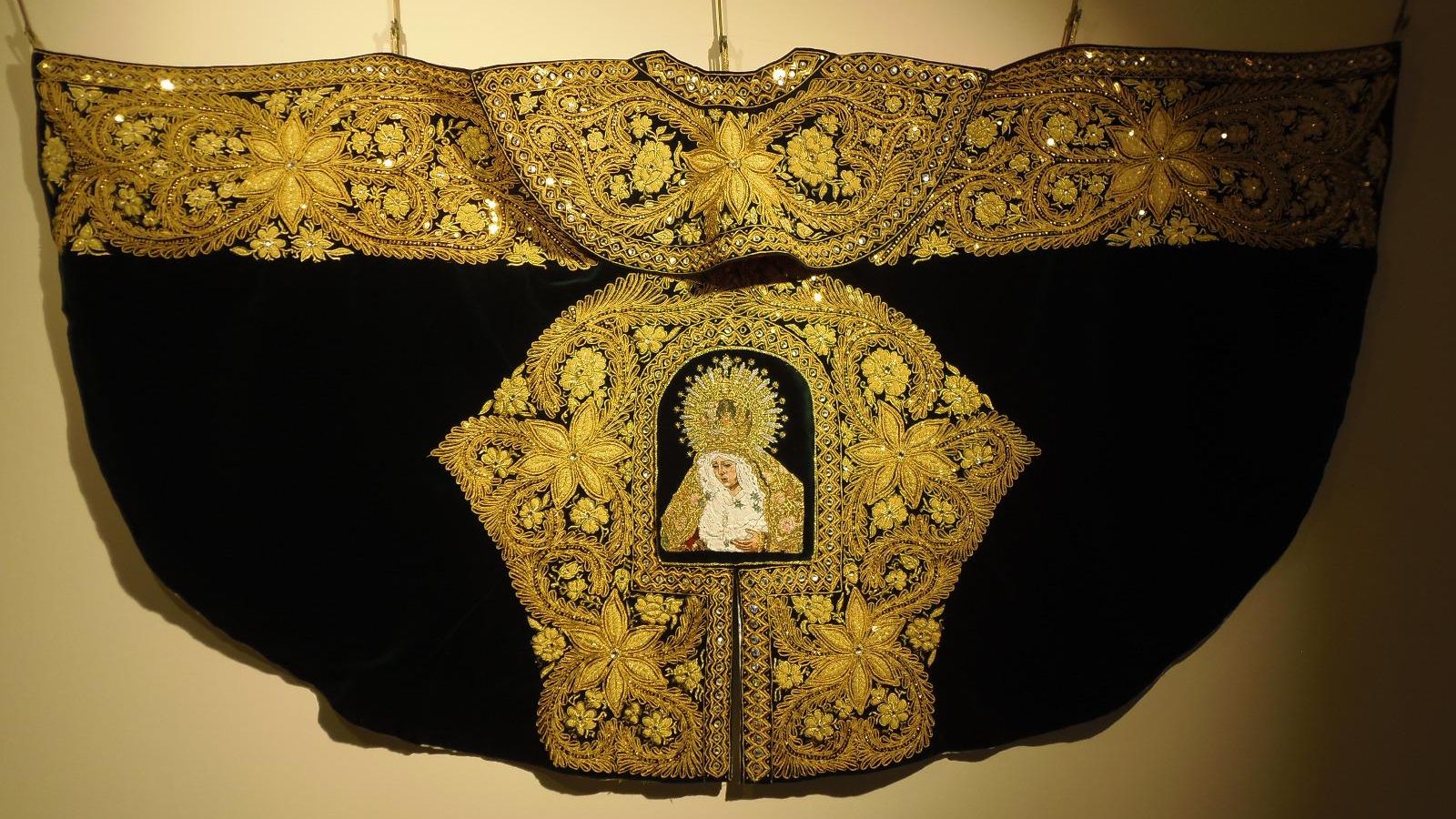 Capote de la Esperanza Macarena, obra de la maestra Nati