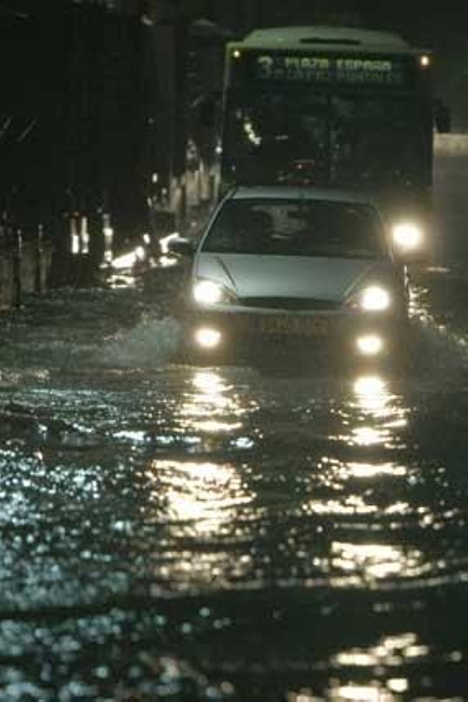 Una tormenta inunda el casco histórico. La parte más afectada fue la Plaza de San Juan de Dios y Canalejas

Foto: Julio Gonzalez/Lourdes de Vicende/Joaquin Pino/Jose Braza