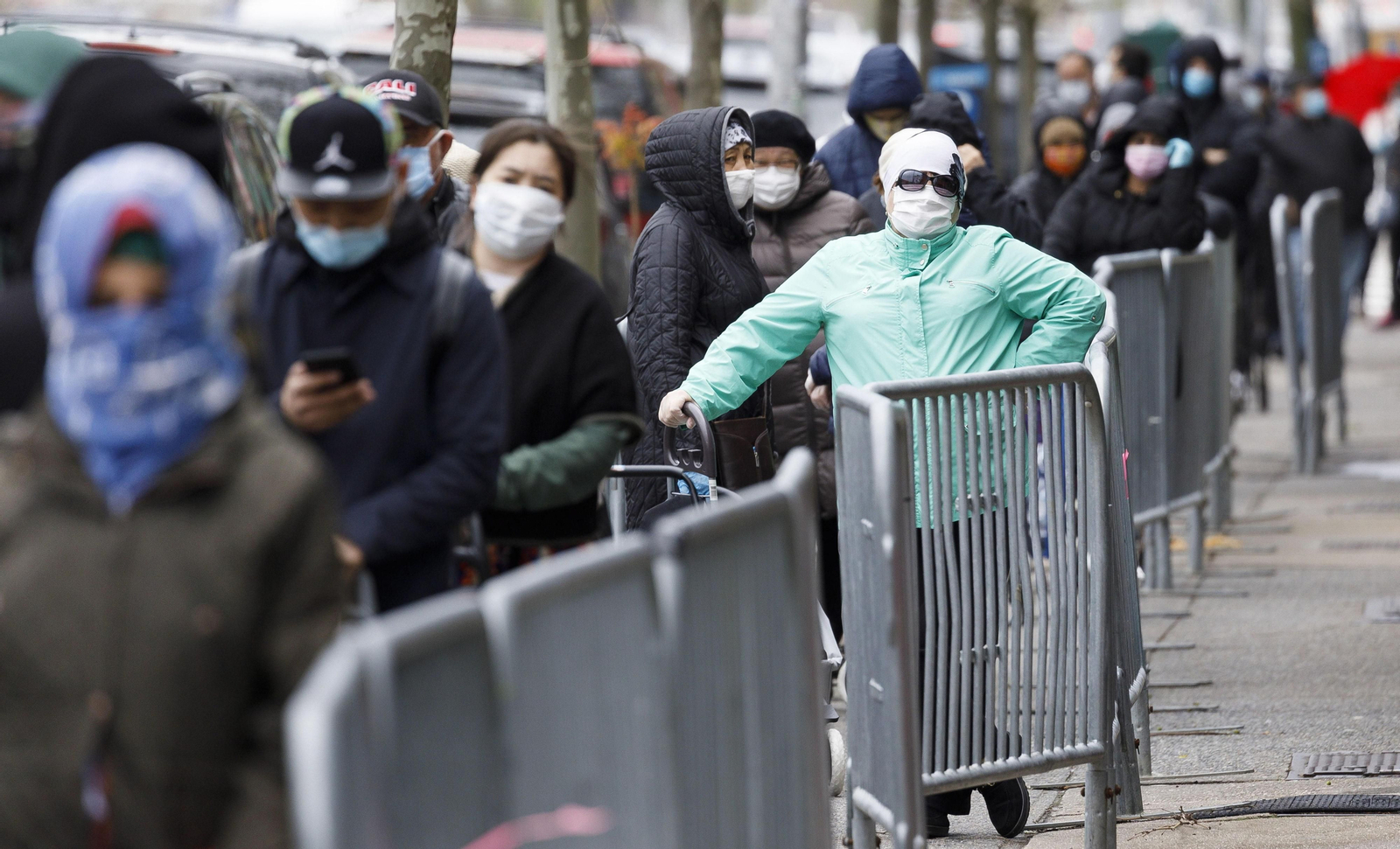 Cola para recoger alimento de organizaciones benéficas en Nueva York
