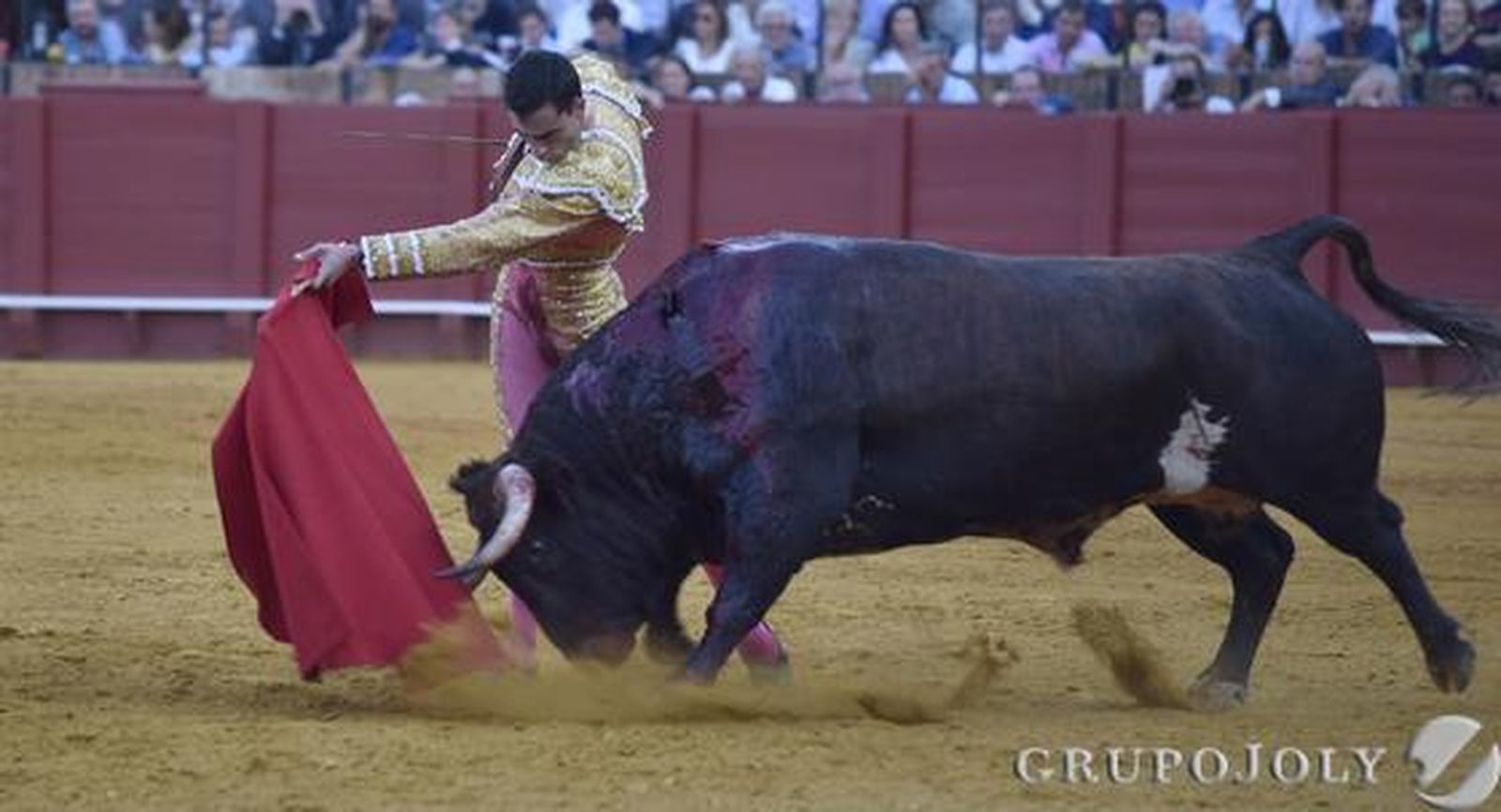 Paco Ureña en el quinto toro./ Juan Carlos Vázquez