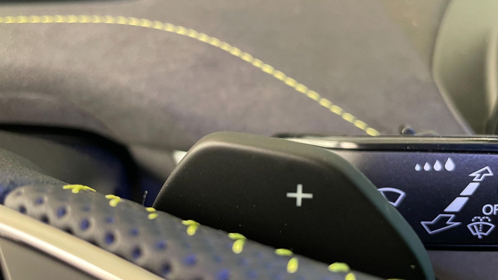 Las levas del volante son tal cual las del Elroq RS en el 60 Sportline. Permiten controlar la frenada regenerativa con tres ajustes de intensidad.