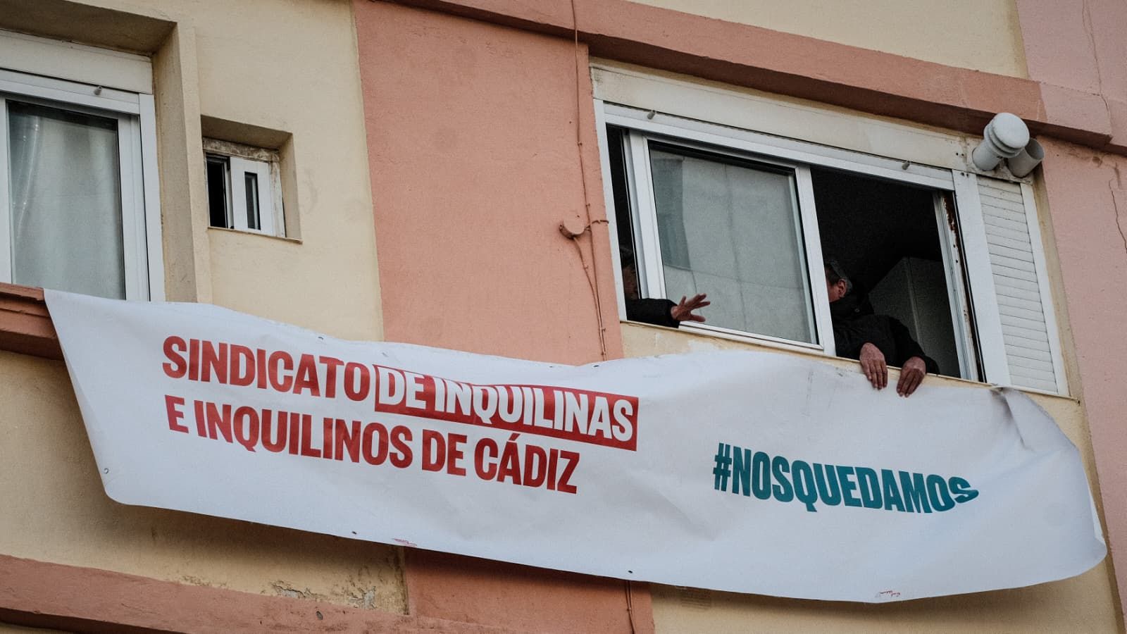 Una pancarta contra un desahucio en una vivienda de Cádiz.