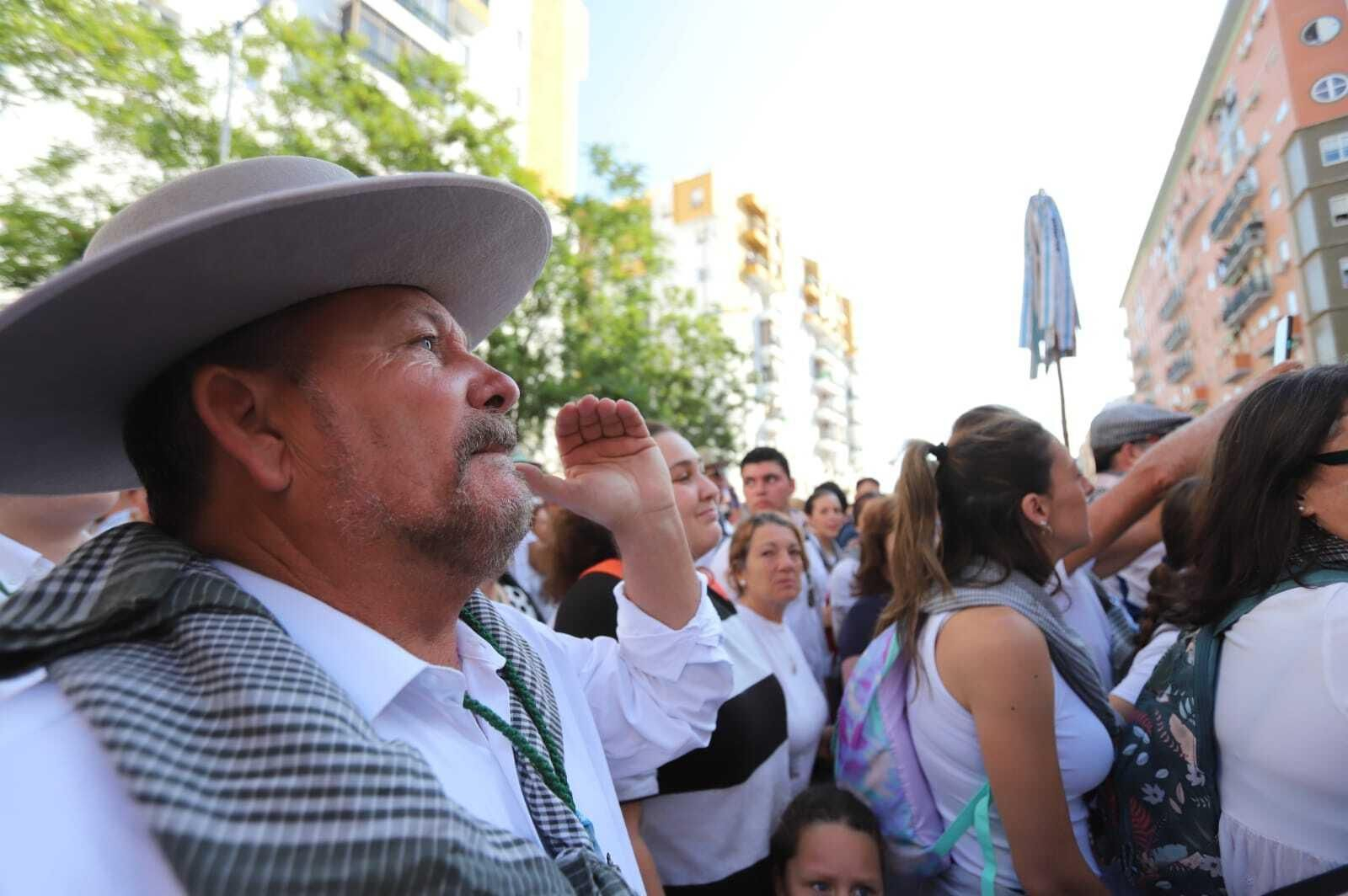 El Rocío 2023: Una marea blanca de peregrinos inunda la ciudad con la salida de la Hermandad de Huelva