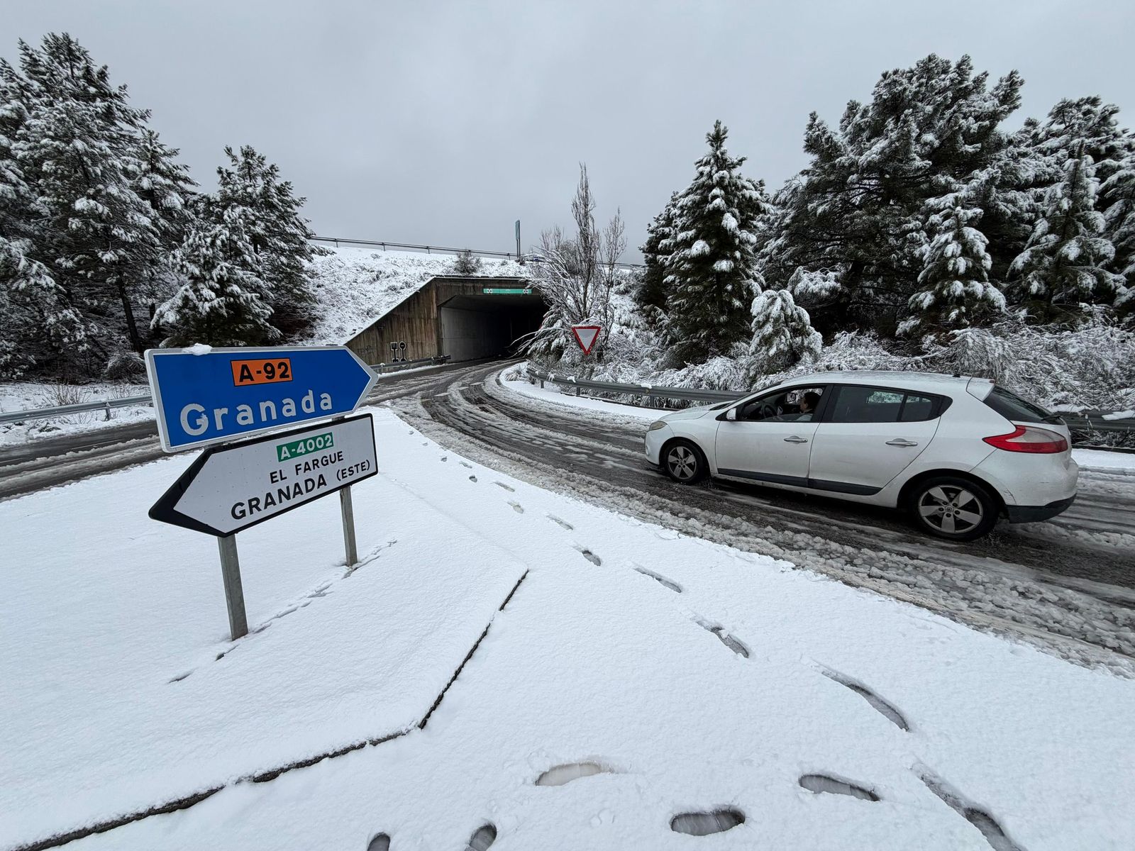 La Guardia Civil desvía a los conductores a la altura de Albolote para evitar que lleguen al Puerto de la Mora