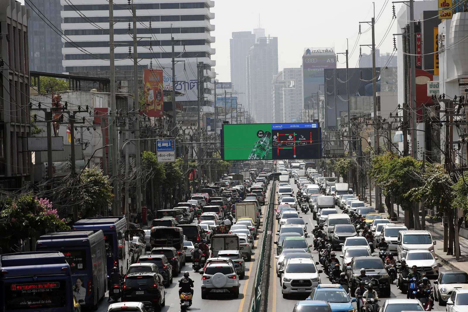 Las imágenes más impactantes del terremoto que ha sacudido Bangkok