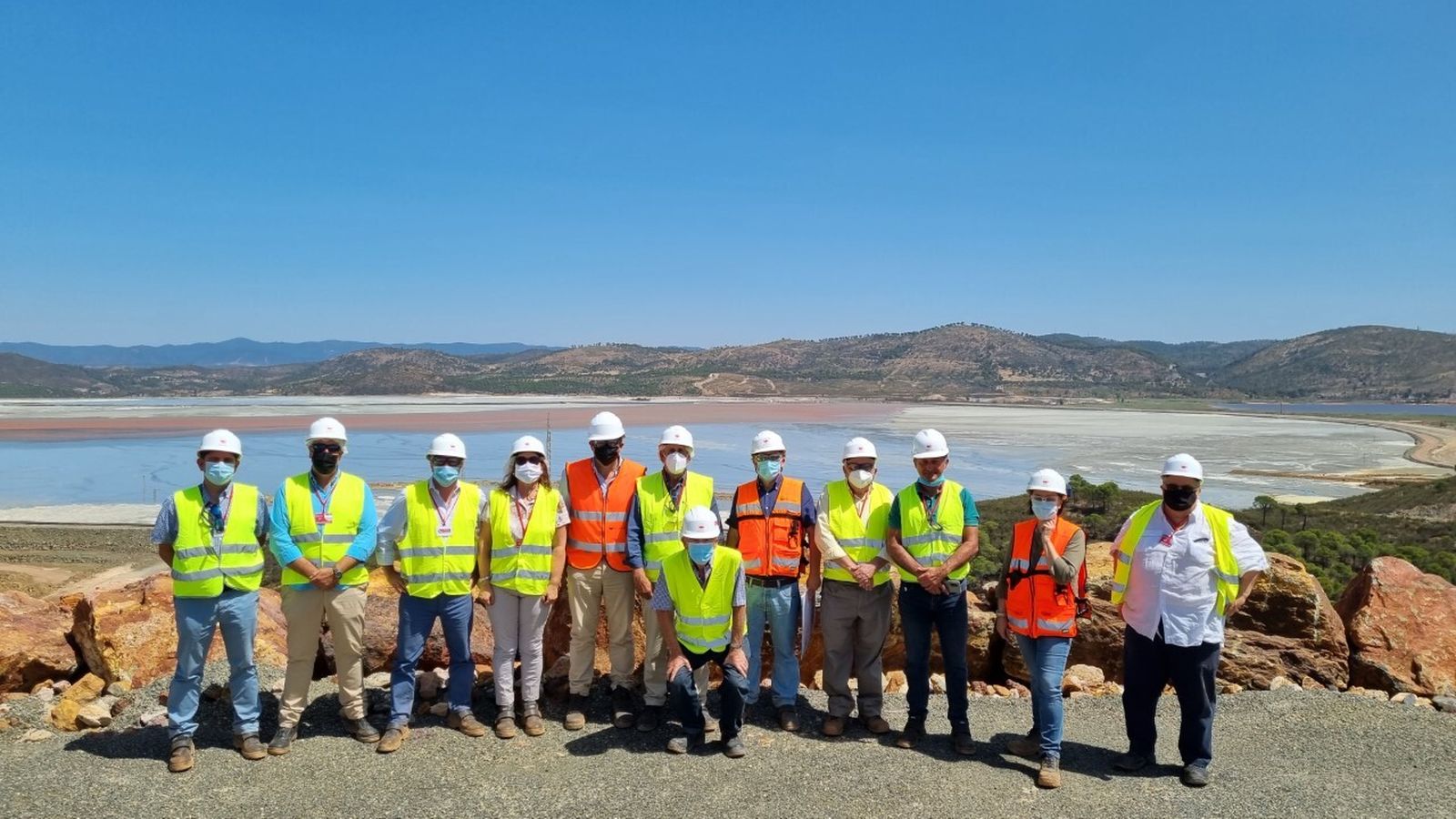 Foto de familia durante la visita del Colegio Oficial de Ingenieros de Minas del Sur a Riotinto