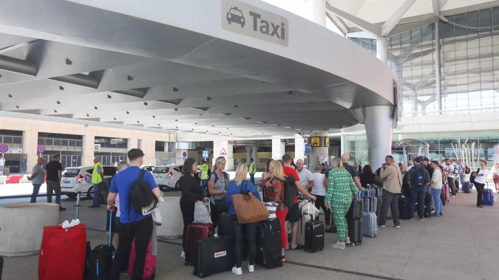 Cola de pasajeros en la parada del taxi del Aeropuerto de Málaga.