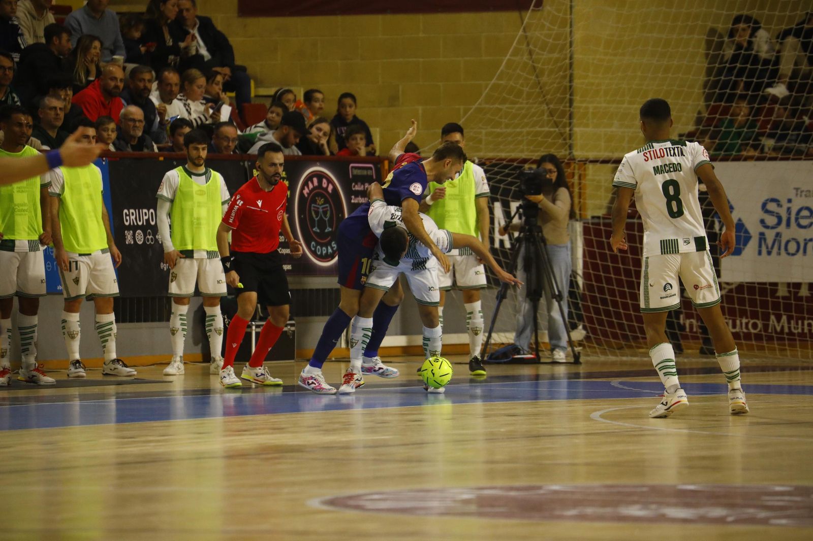 Las mejores fotos del ambiente en Vista Alegre para el Córdoba Futsal - Barça
