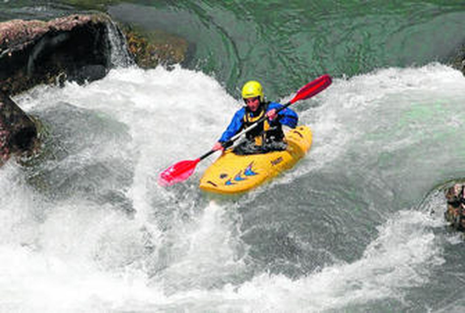 Un piragüista del Club de Piragüismo Triana realiza el Descenso del Sella.