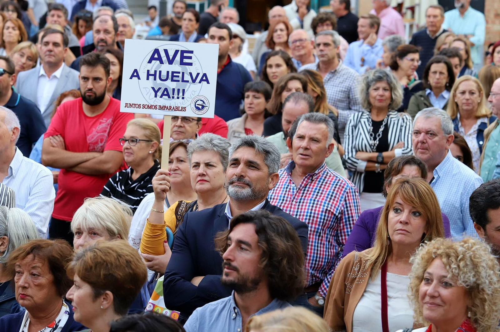 Imágenes de la concentración en defensa de la llegada del AVE a Huelva