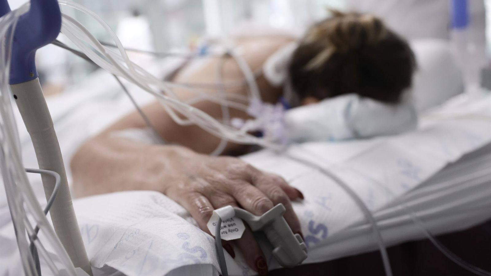 Una paciente ingresada en la UCI con Covid-19.
