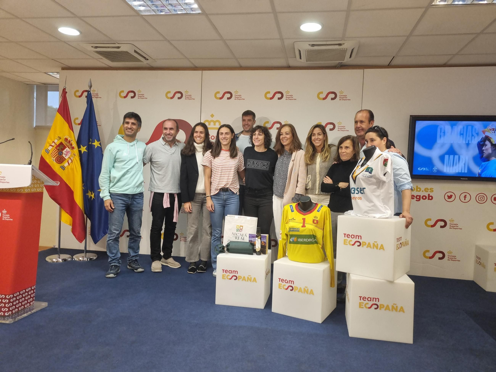 Foto de familia, con Mercedes Coghen al lado de María de los Ángeles Ruiz.