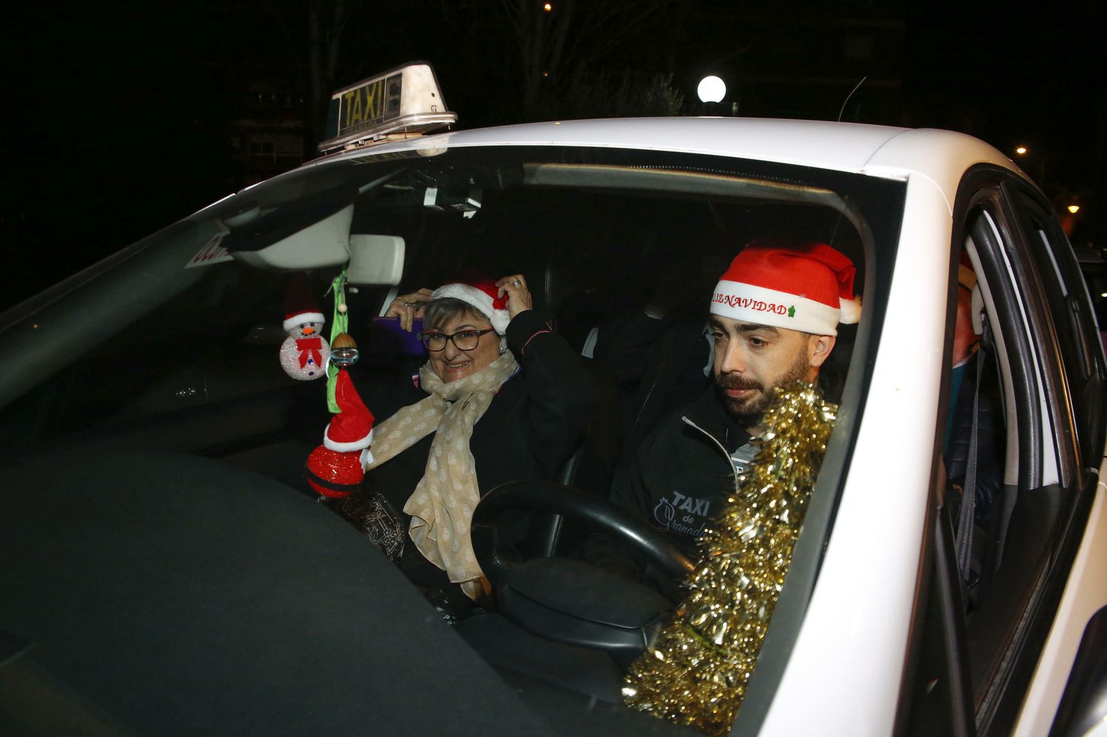 Los taxis que llevan el espíritu de la Navidad a Granada