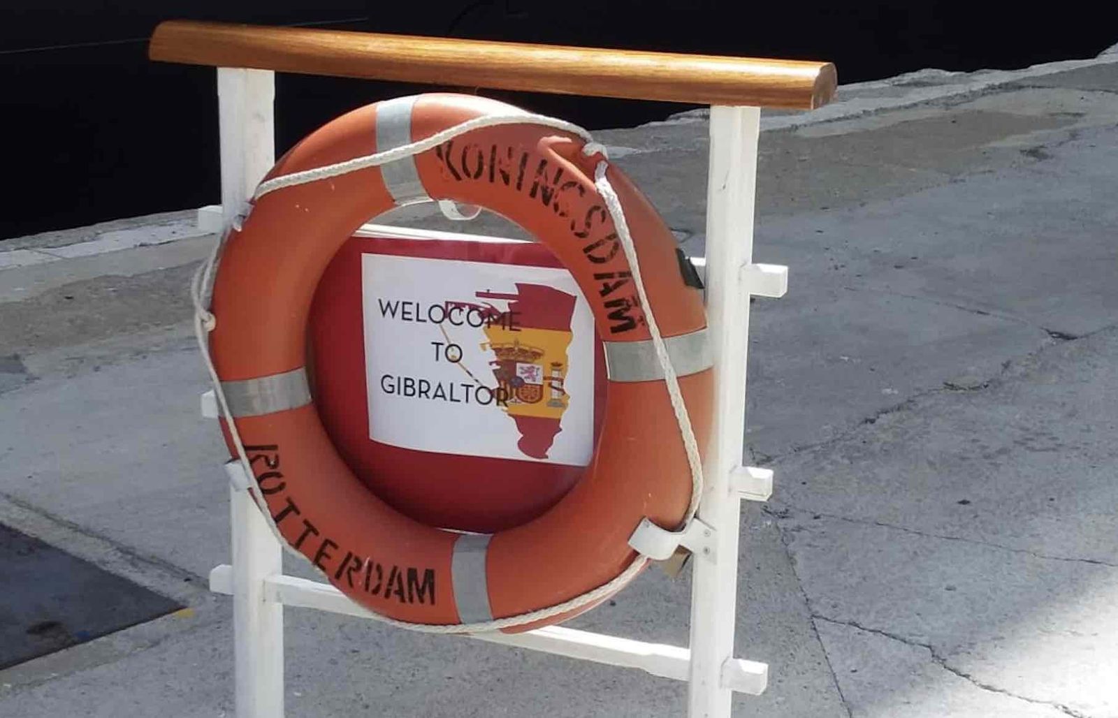 El cartel con el que el crucero daba la bienvenida a "Gibraltor" con una bandera de España