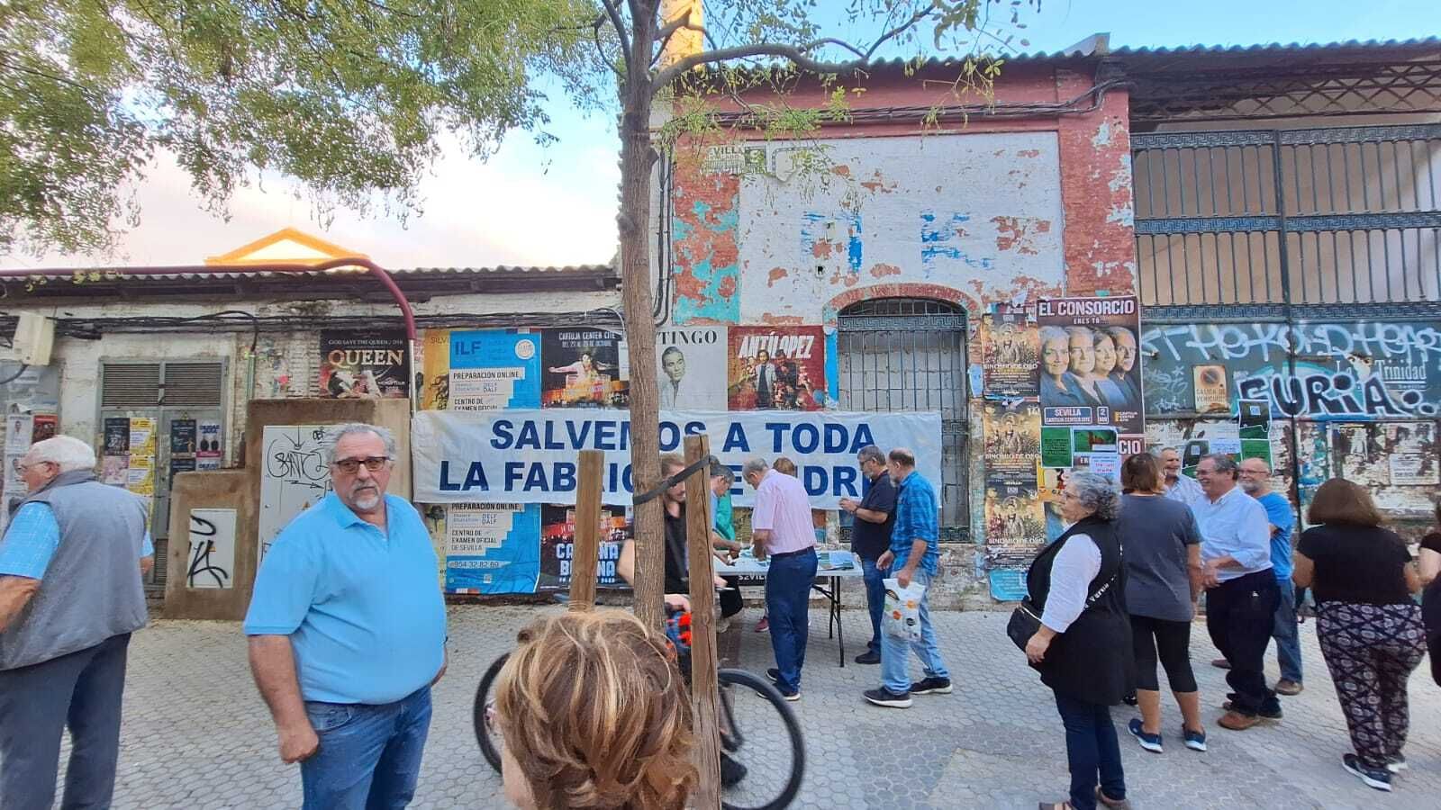 Protesta de los vecinos de Miraflores contra el muro que oculta la Fábrica de Vidrio