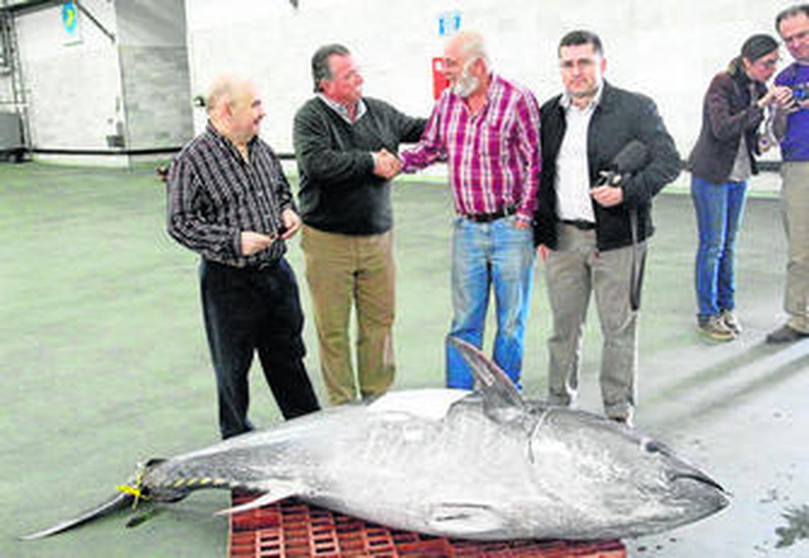 Mikel Elorza, el segundo por la izquierda, acudió a la subasta del atún en la cofradía del Carmen en Barbate.