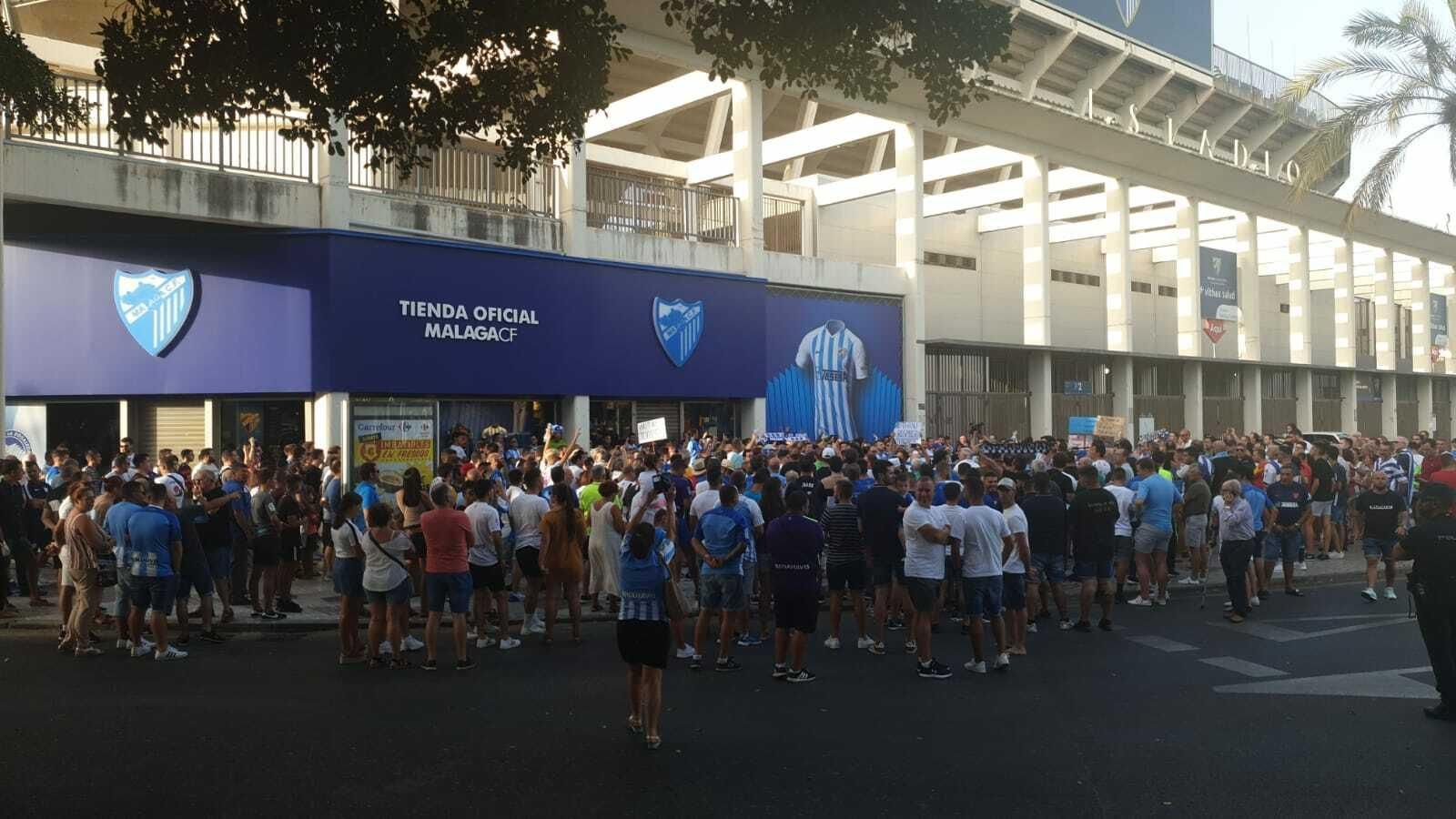 La manifestación contra el jeque Al-Thani en Málaga, en fotos