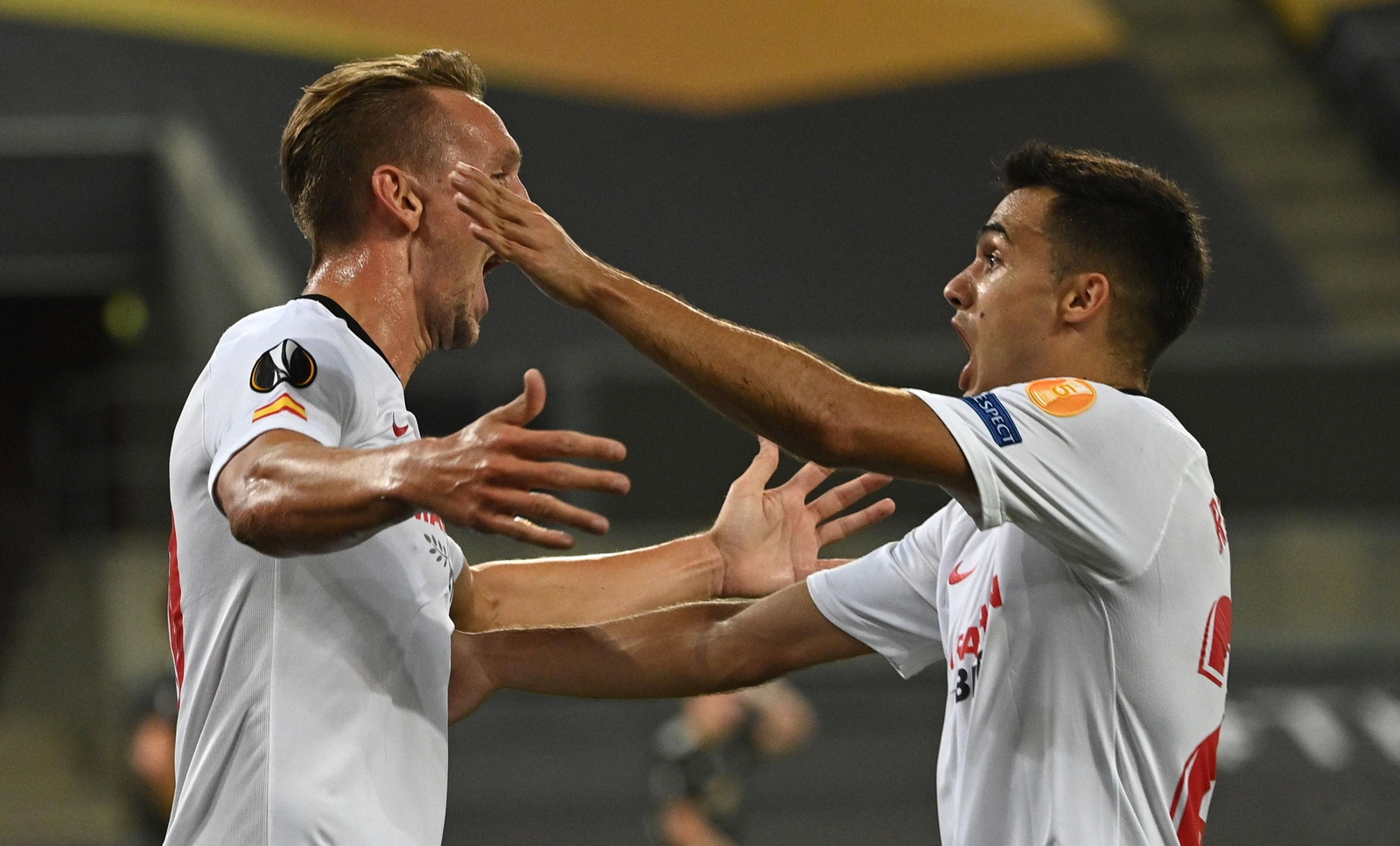 De Jong se abraza eufórico a Reguilón tras marcar el definitivo 2-1 de la semifinal.