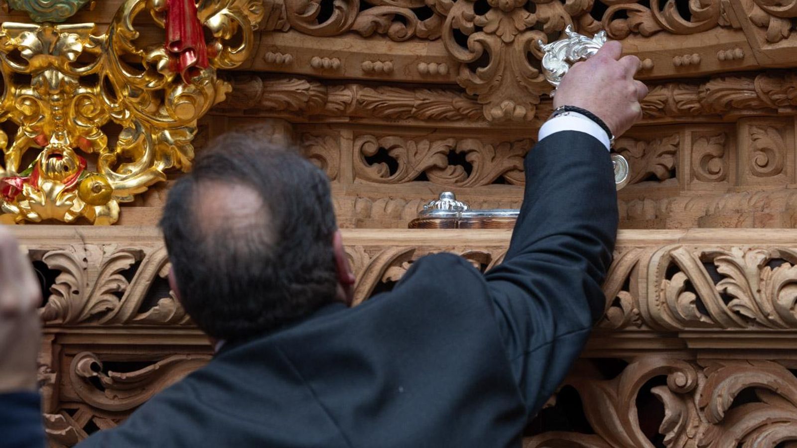 Los cofrades se rinden ante los grandes pasos de misterio del Lunes Santo
