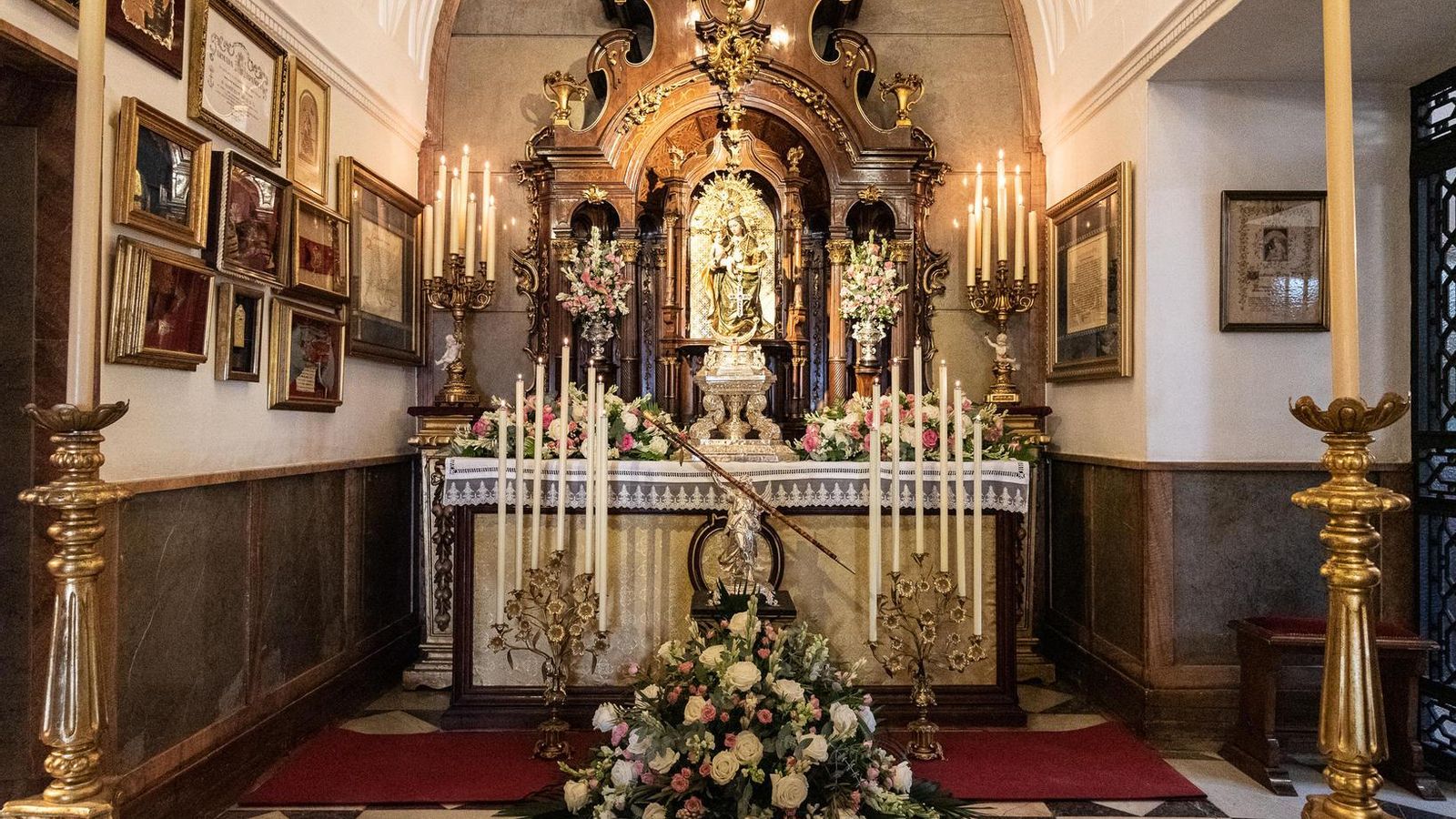 La Virgen Chiquita de al Cinta expuesta en la ofrenda floral.
