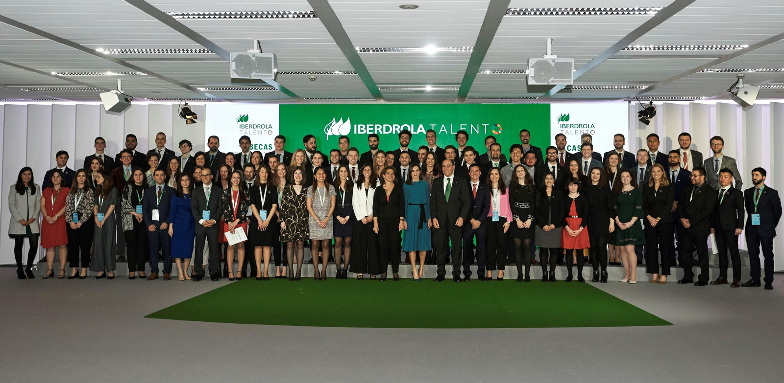 Foto de familia de los becados por Iberdrola