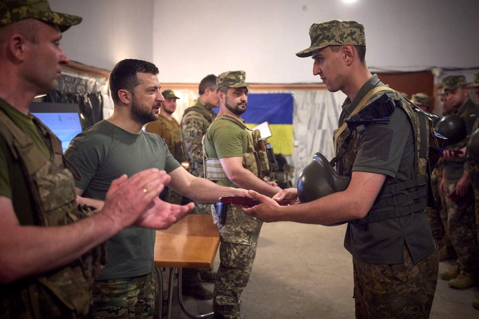 El presidente de Ucrania con un militar