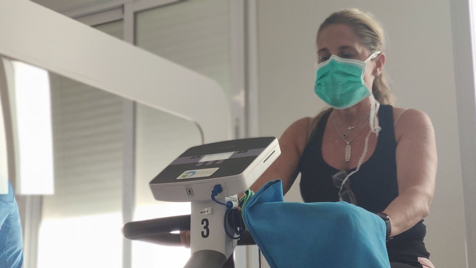 Macarena durante el ejercicio físico dentro del programa.