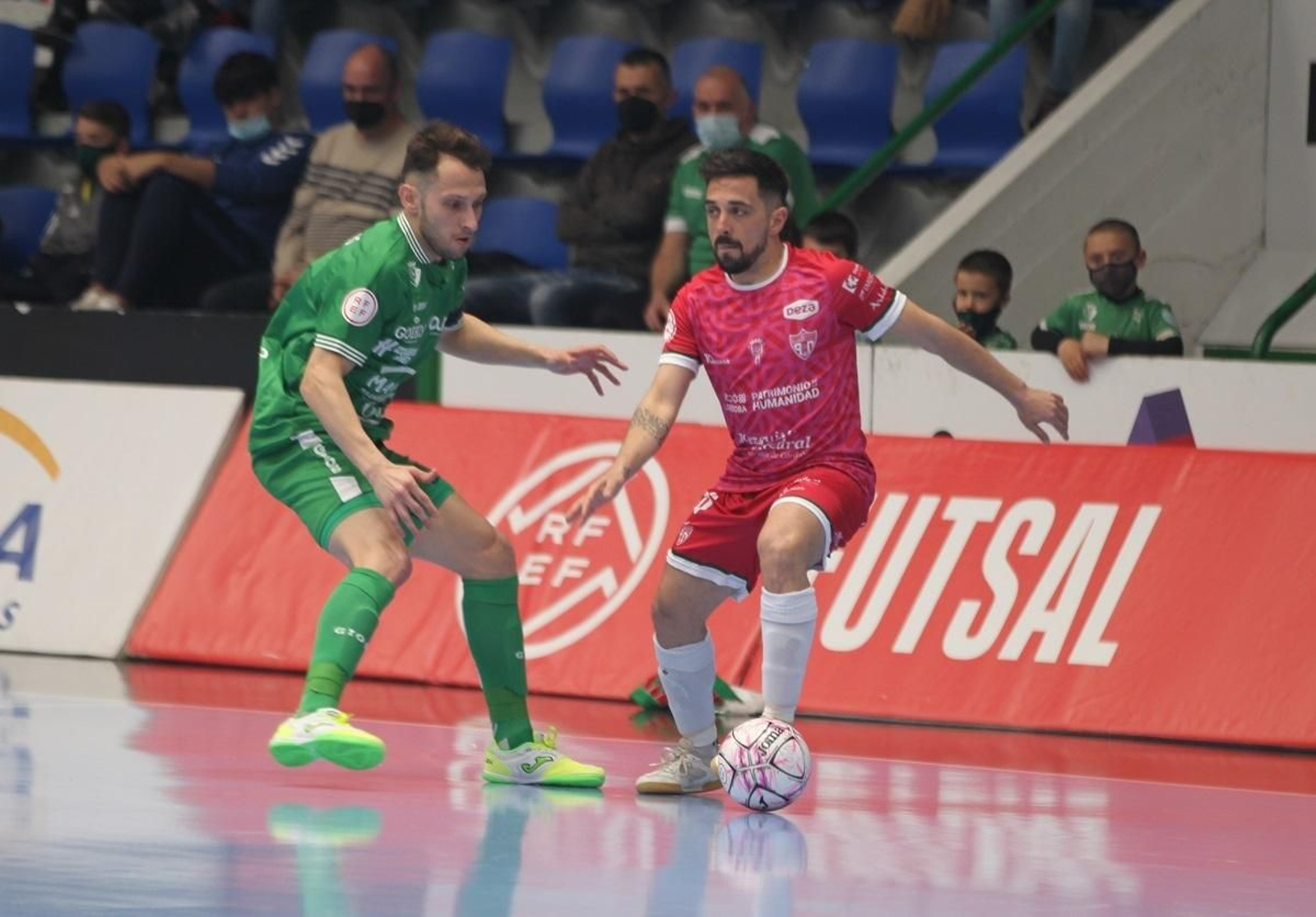 Jesulito mantiene la posesión ante Linhares.