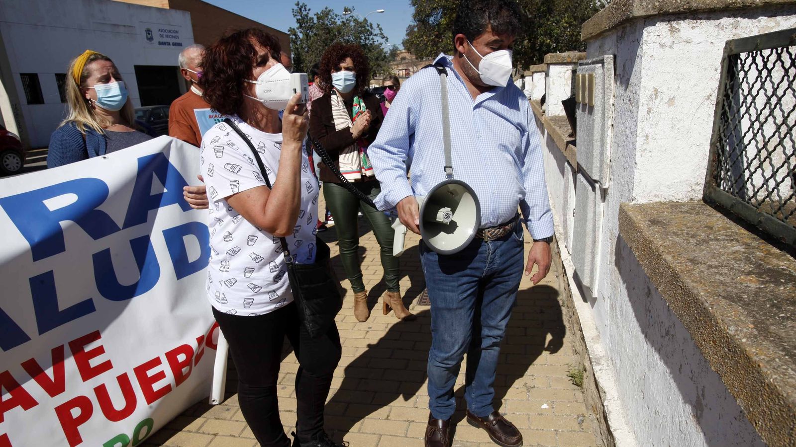 Las alcaldesas de San Bartolomé y El Almendro (al fondo) han acompañado a los vecinos