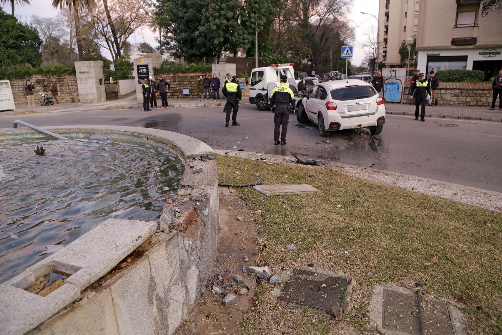 Imagen del lugar del impacto y los daños que causó el vehículo.