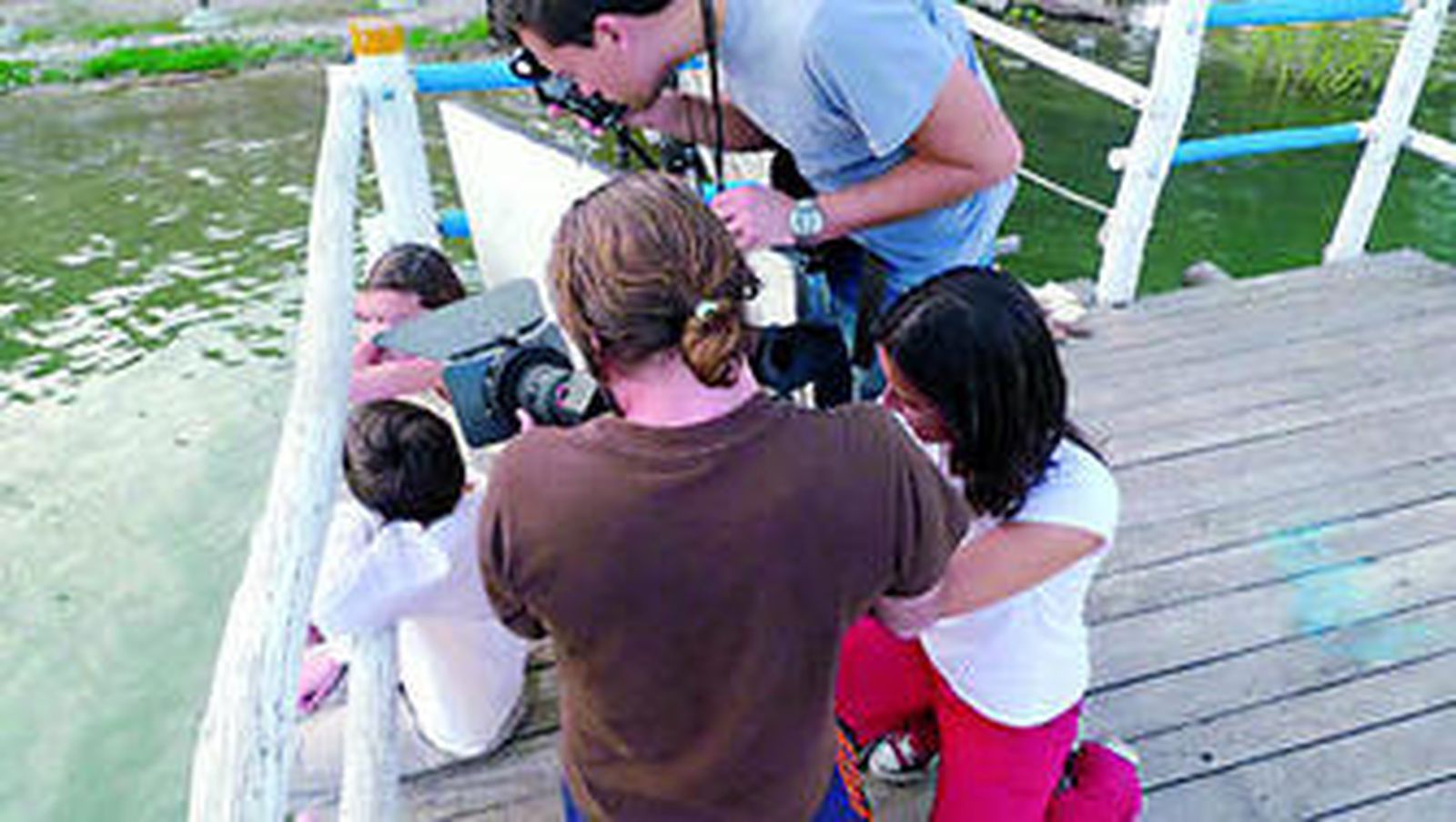 Diferentes momentos de la grabación del videoclip 'Luciérnagas y mariposas' de Lori Meyers, en el Carmen de los Mártires, La Malahá y el Pantano de Cubillas.