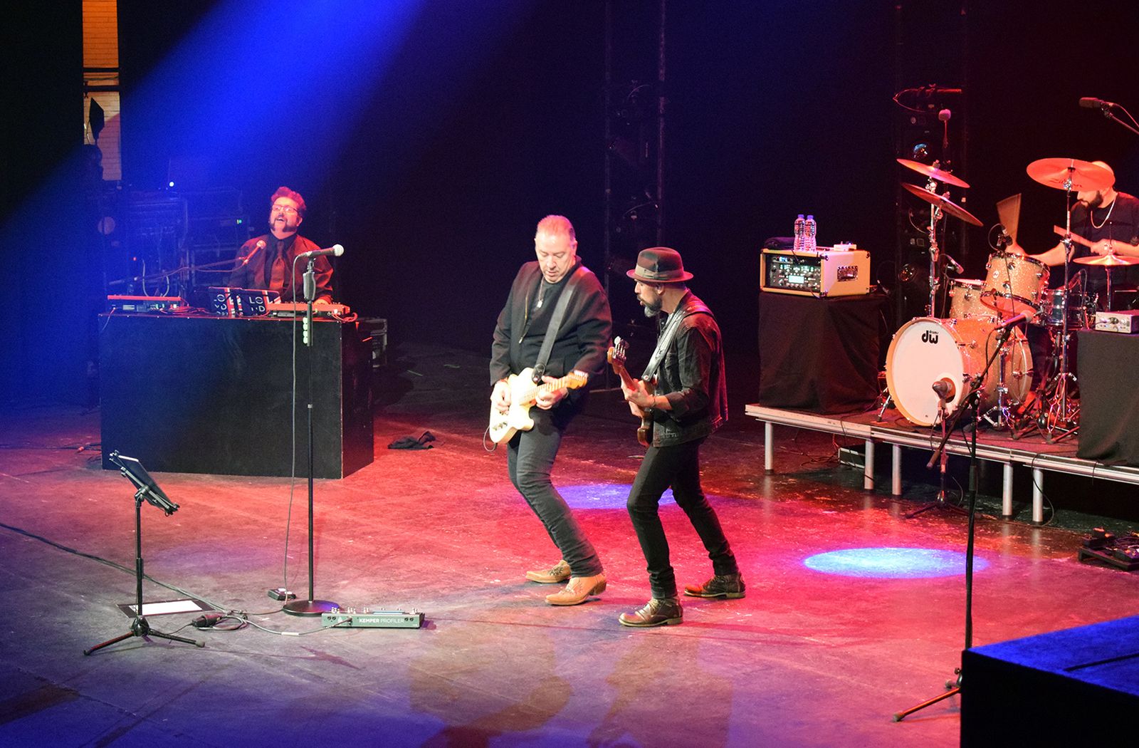 Revolver con Carlos Goñi hizo las delicias de sus seguidores en un gran concierto en el Maestro Padilla.