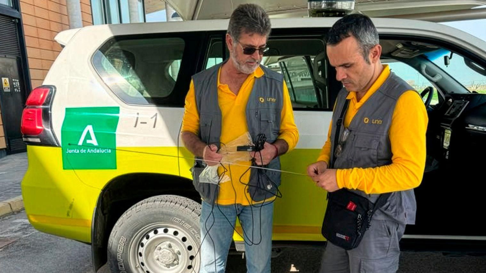 Empleados de Unei trabajando en el proyecto de instalaciones de equipos de telecomunicaciones para Axión.