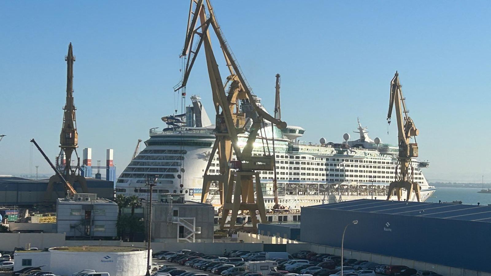El Voyager of the Seas, de Royal Caribbean, ocupa a día de hoy el gigantesco dique 4 de Navantia, en Cádiz