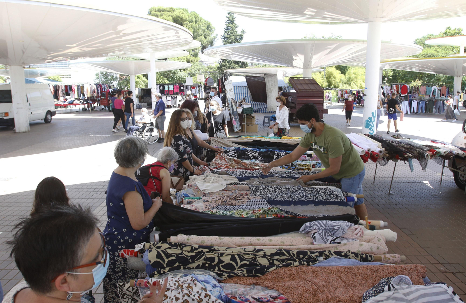 El regreso de los mercadillos de Córdoba tras la crisis del coronavirus, en fotos