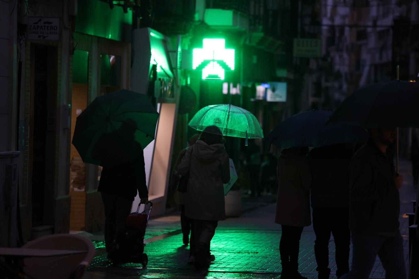 Ciudadanos con paraguas.