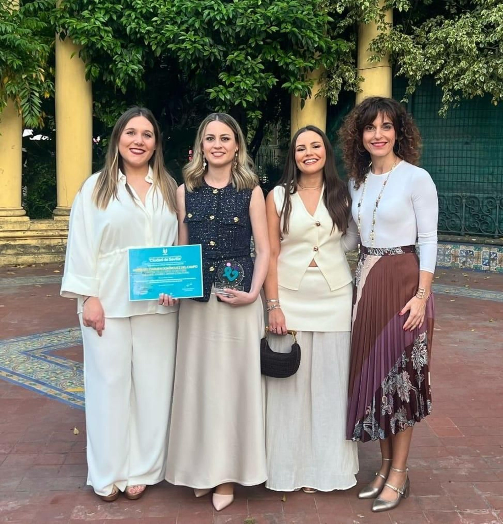 Las residentes de matrona premiadas, Cristina Téllez, María del Carmen Domínguez y Ana Isabel Ramírez, junto a su tutora, Paqui Baena.