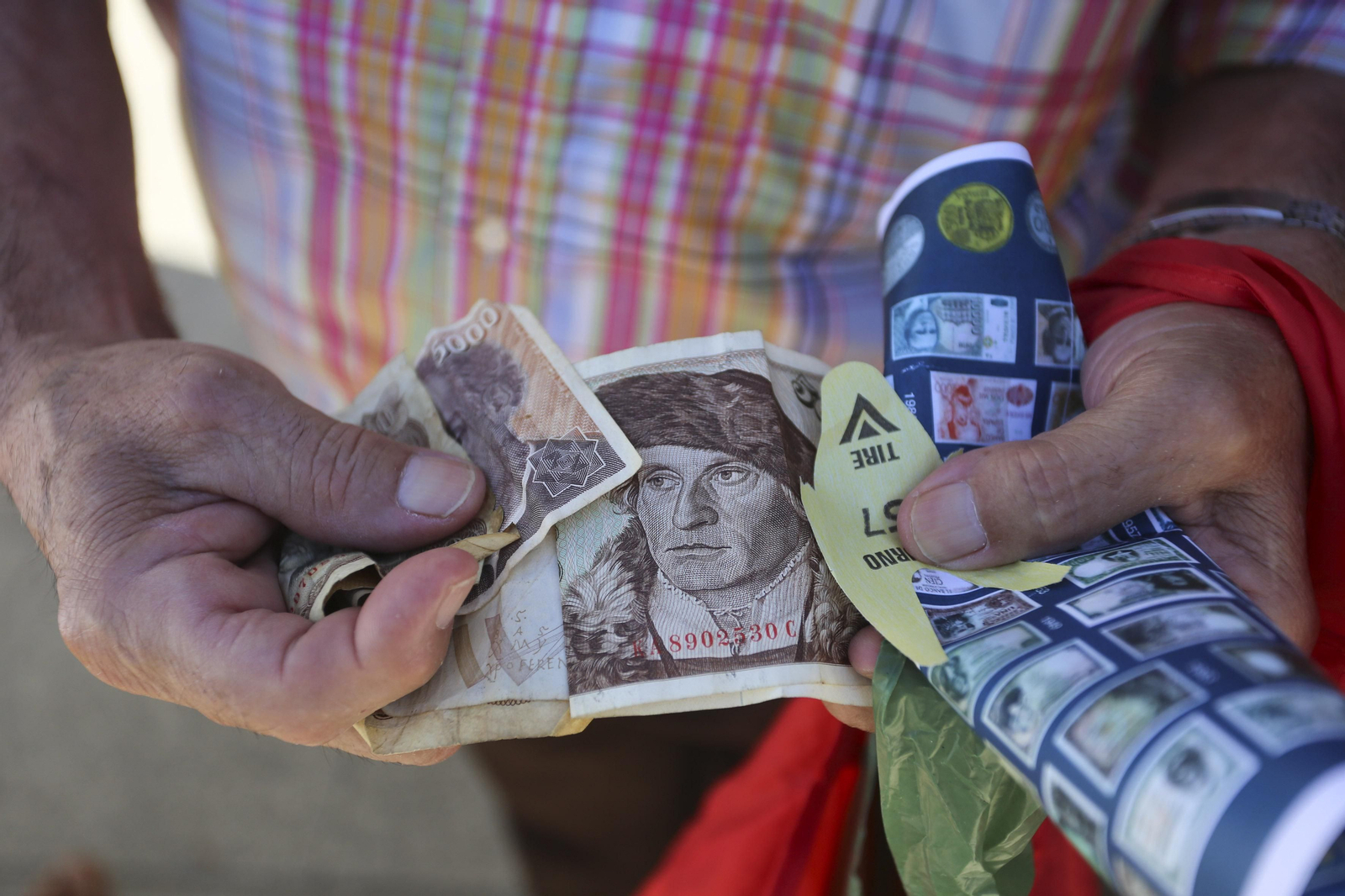 El último día de vida de las pesetas, en fotos