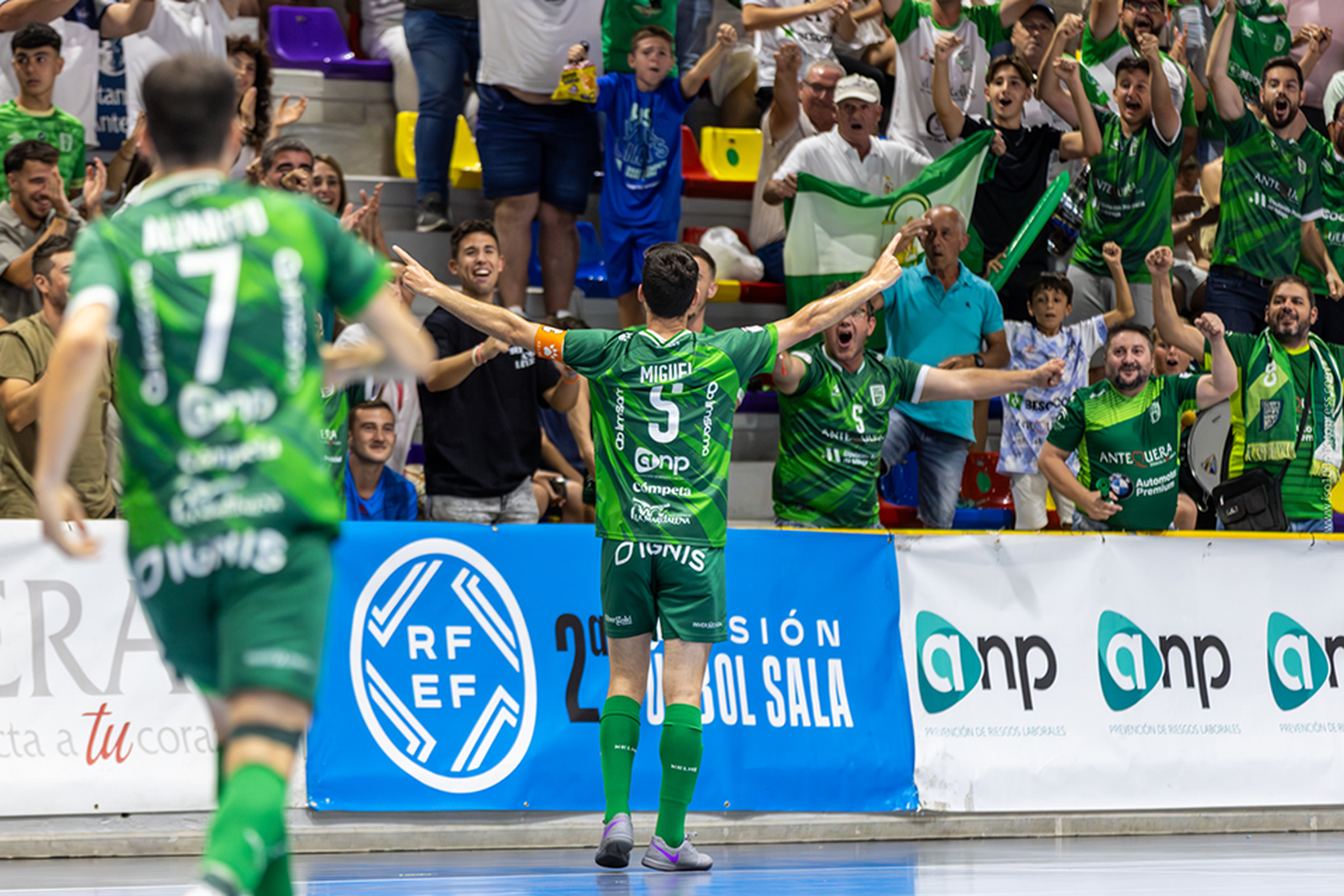 Miguel celebra a la grada.