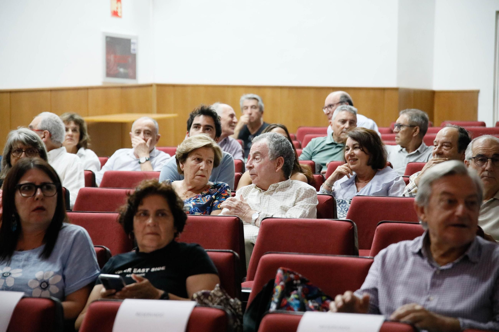 Imágenes de la presentación del documental "Almagrera, un sueño minero" en la biblioteca Villaespesa de Almería