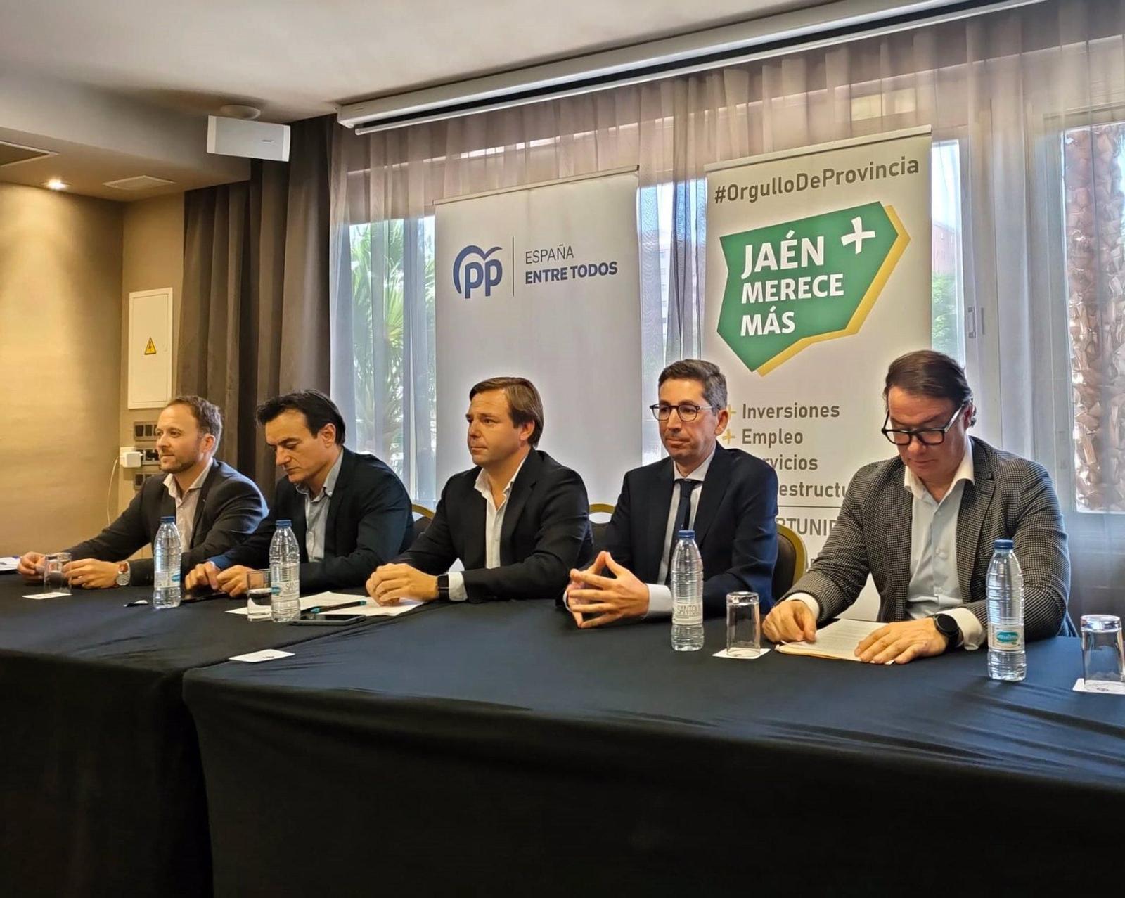 Responsables de Jaén Merece Más y del PP jiennense y andaluz en la firma del 'Acuerdo por Jaén'.