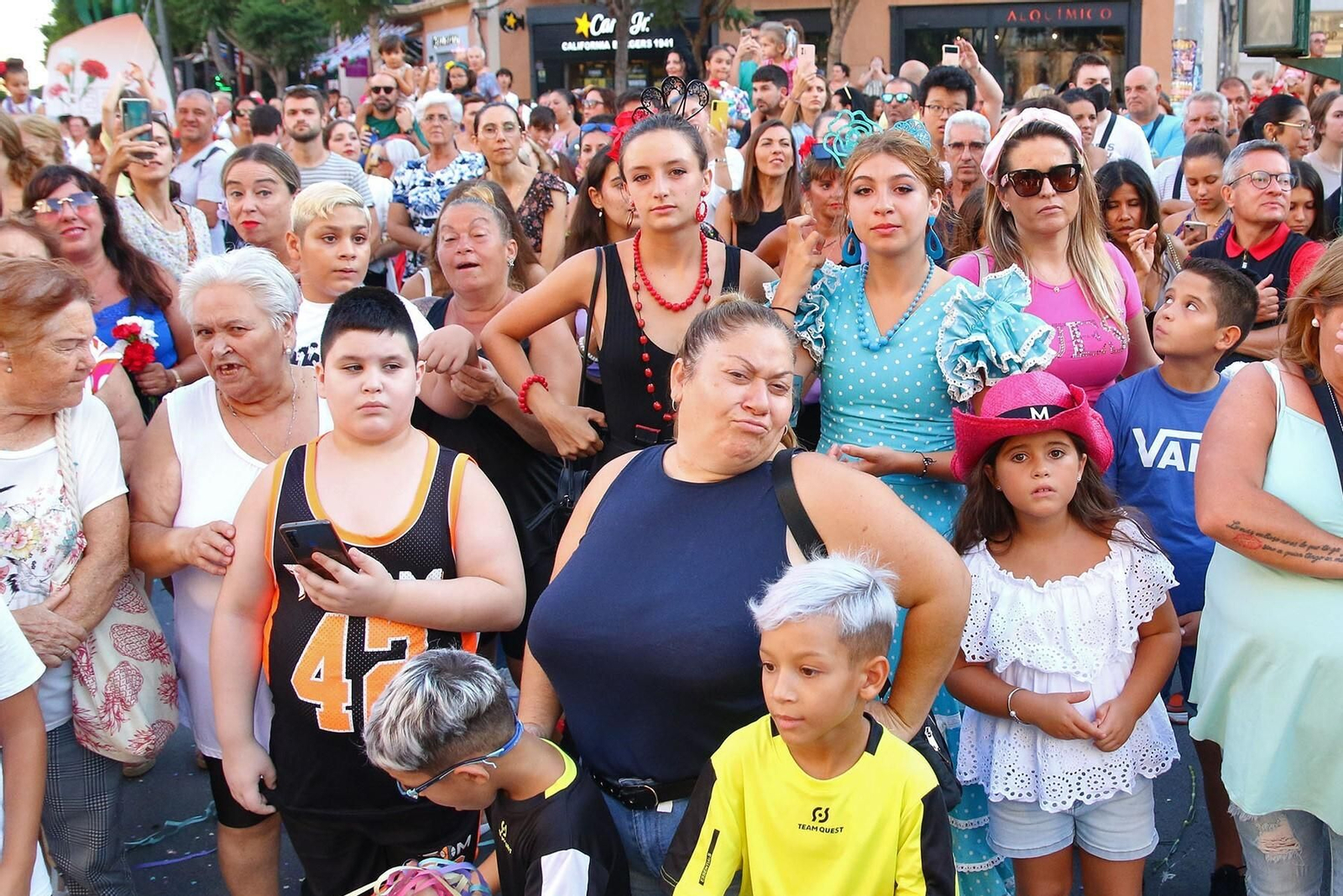 La Batalla de las Flores ha regresado inundando Almería de claveles