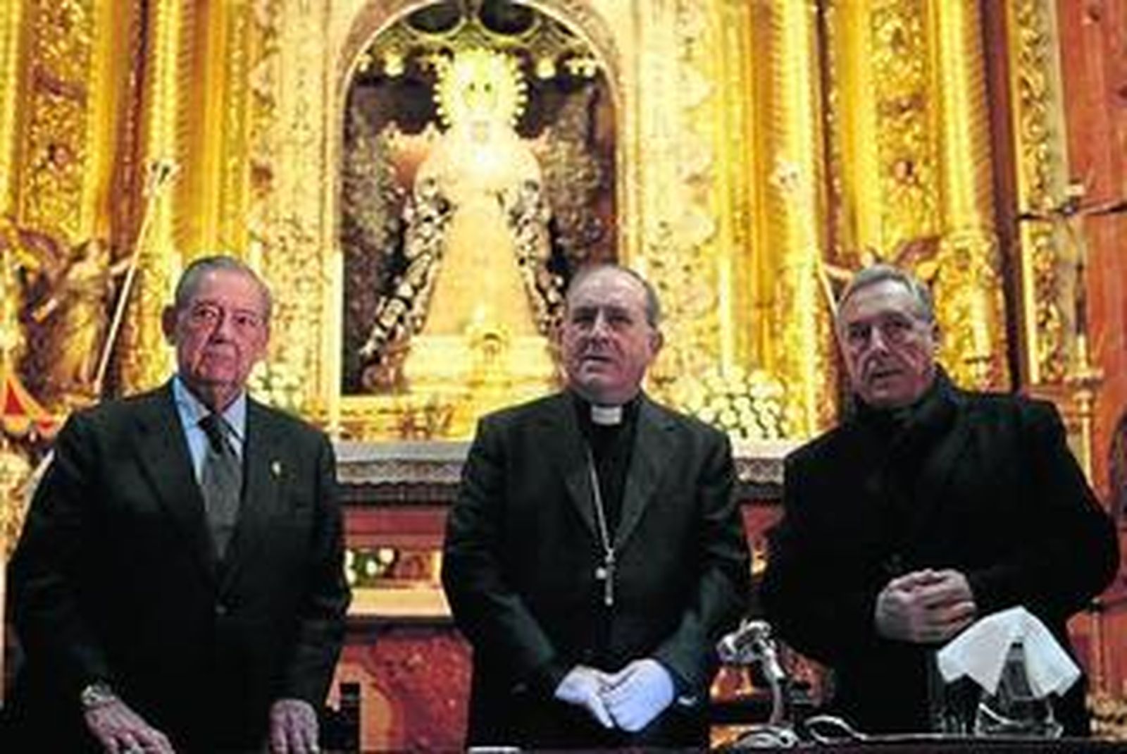 Monseñor Asenjo, instantes antes del comienzo de su intervención.