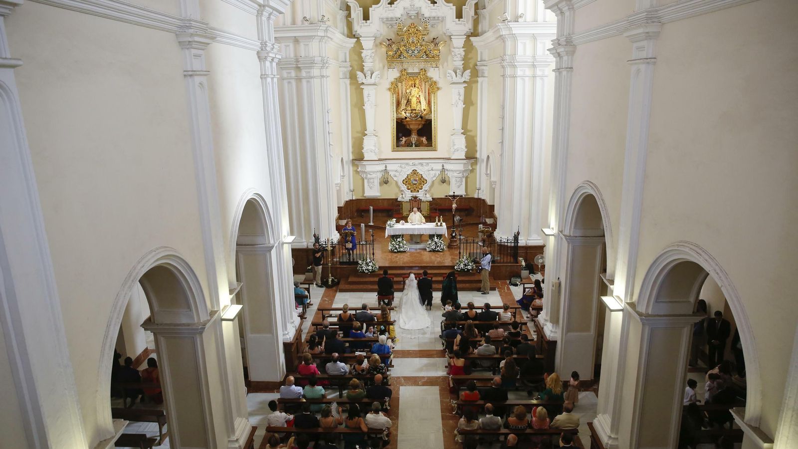 La celebración de una boda en una iglesia de Málaga.