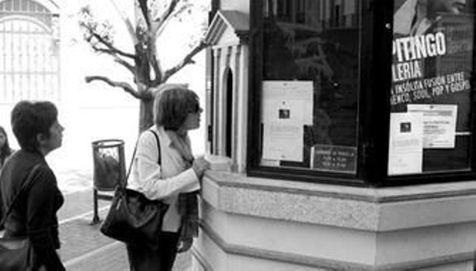 Sólo 20 personas se acercaron ayer a la taquilla del Gran Teatro para recoger el dinero de las entradas. Sólo 20 personas se acercaron ayer a la taquilla del Gran Teatro para recoger el dinero de las entradas.