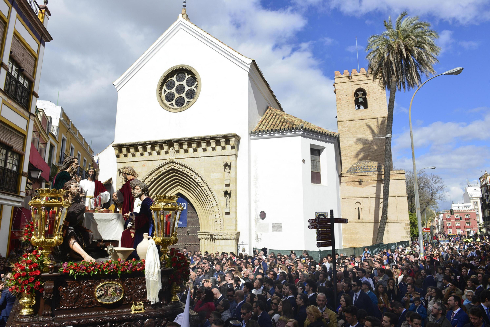 Salida de la Hermandad de la Cena